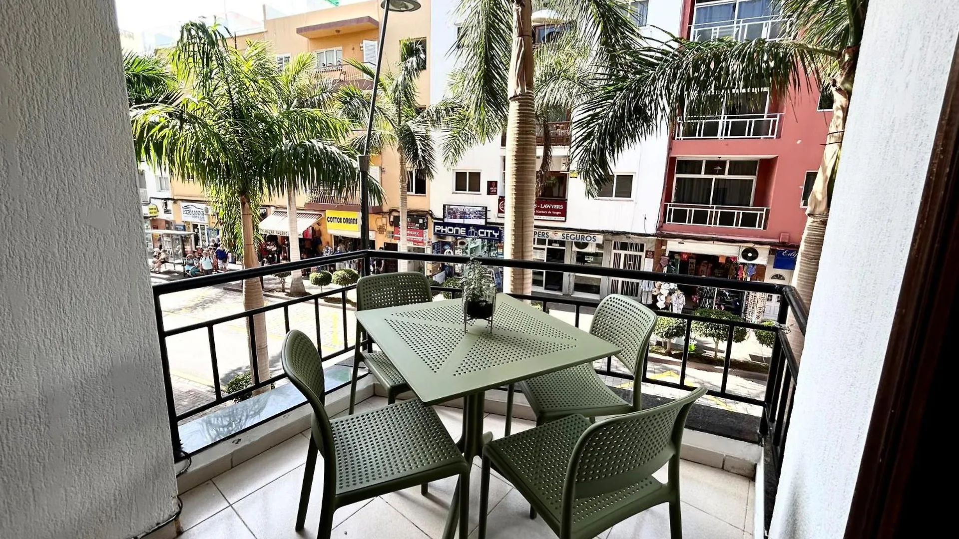 Beautiful, 2 Double Bedrooms Apartment In Central Los Cristianos, 3 Mins From The Beach Arona