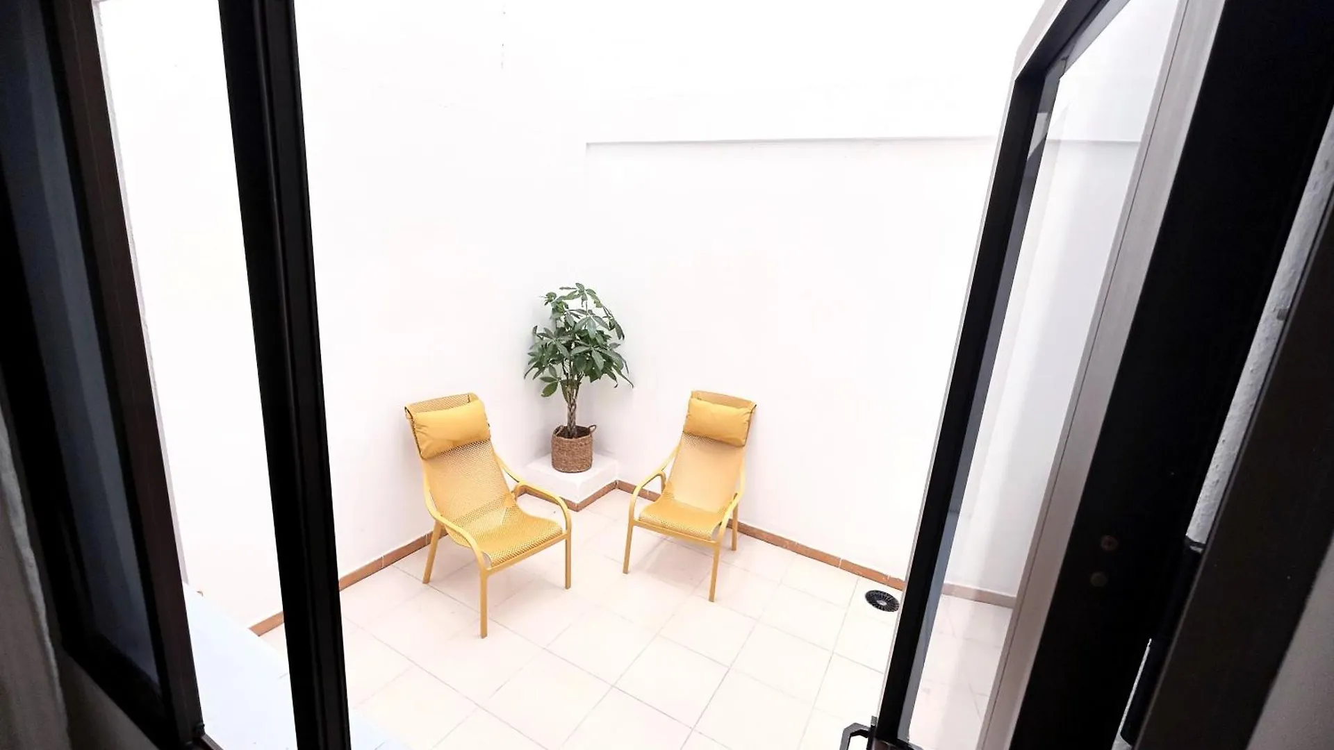 Beautiful, 2 Double Bedrooms Apartment In Central Los Cristianos, 3 Mins From The Beach Arona  Španělsko