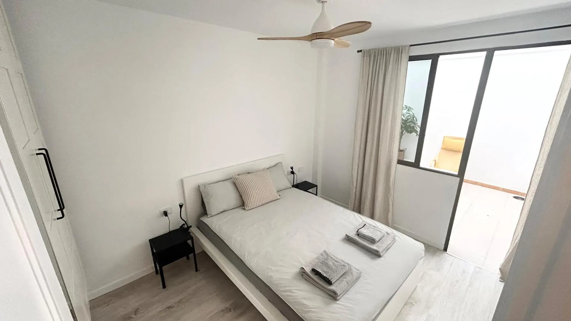 Beautiful, 2 Double Bedrooms Apartment In Central Los Cristianos, 3 Mins From The Beach Arona  Španělsko