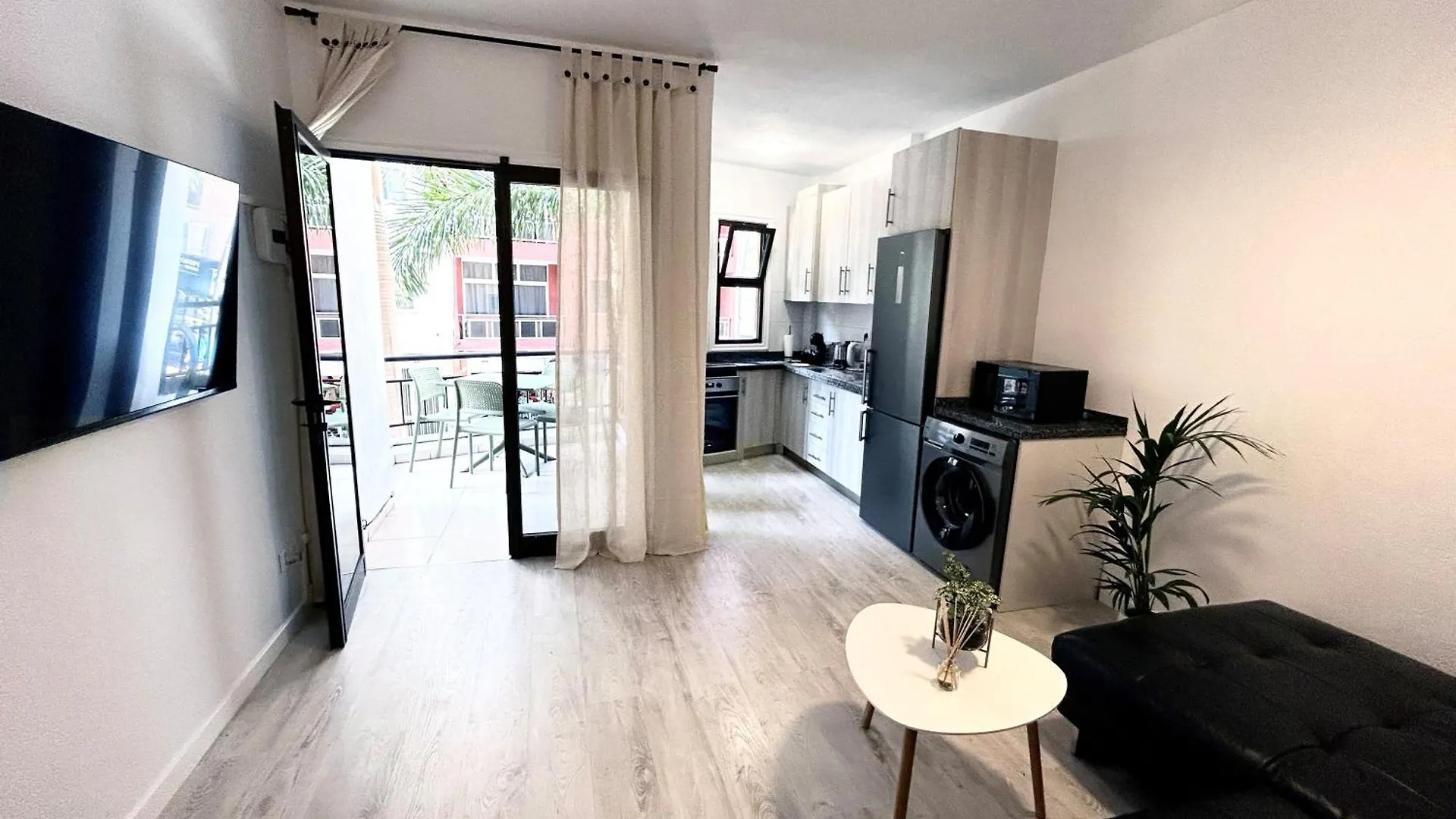 Beautiful, 2 Double Bedrooms Apartment In Central Los Cristianos, 3 Mins From The Beach Arona  Španělsko